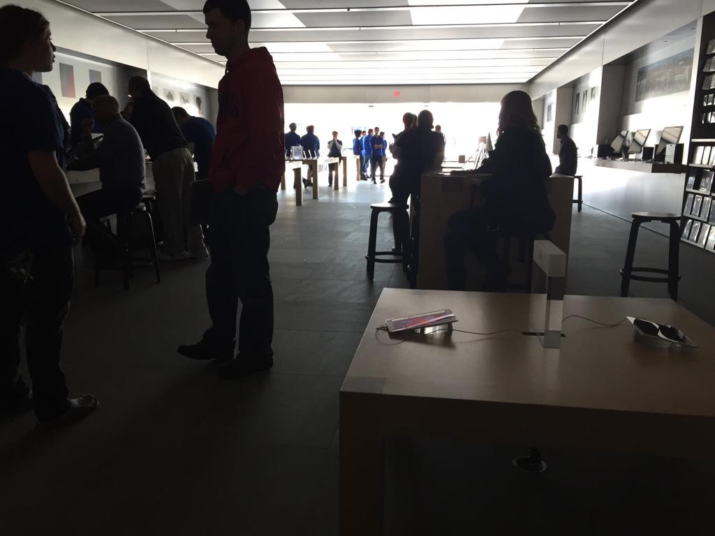opiapr's tweet photo. Dark at the #applestore mall lost its power #lhvm http://t.co/w6CKMf7mZO