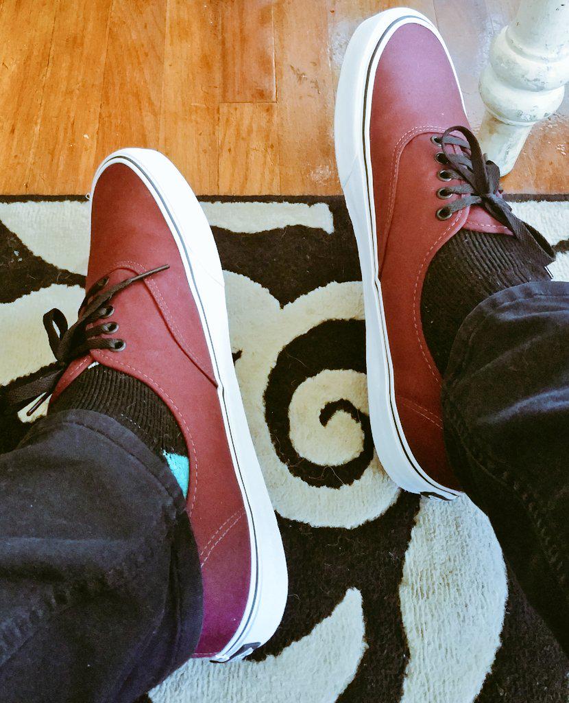 ITBawse's tweet photo. I don't do Jordans all the time #Vans #OnMyCaliShhh #ButIDontSkate http://t.co/6DdQmf3W8x