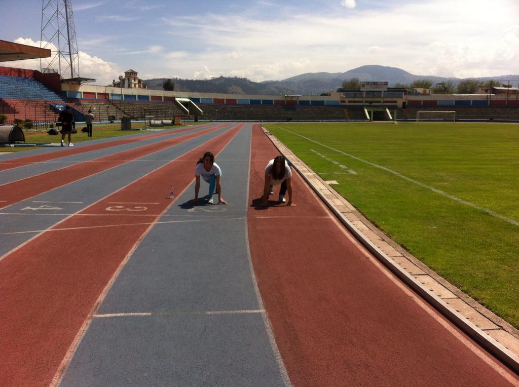 flowmarg's tweet photo. @cdolmedooficial @brisamusica preparándose para la presentación http://t.co/hgZrOTFzlN