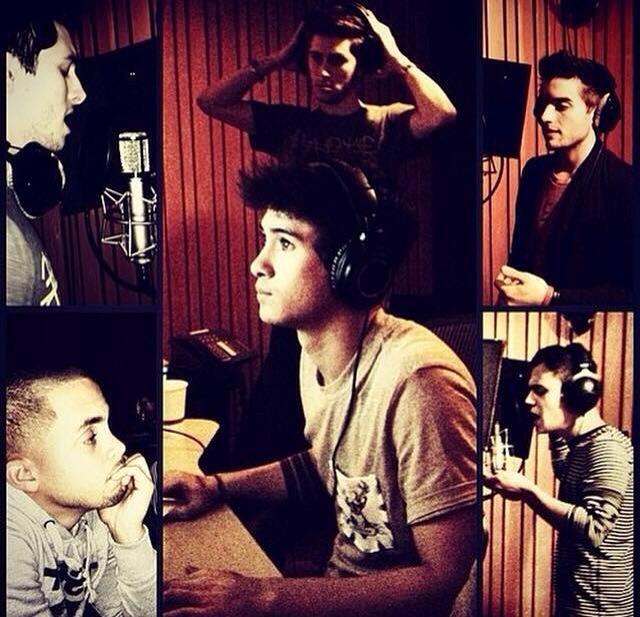 itsMNRFrance's tweet photo. They're working so hard for us Let's make them proud 🙌💯 #MidnightRedOnTCAs #TeenChoice2K15MidnightRed http://t.co/6OzPtXXtYn