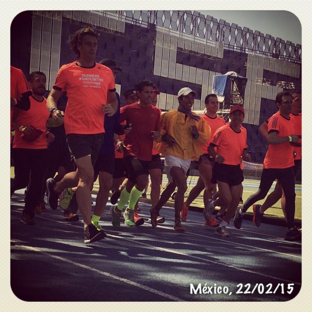 Judithterrez's tweet photo. #RunningDay15 RT @Judithterrez: TITANES! 👏💪🏃😅 @richroll @RunnersWorldMex #runningday2015 http://t.co/w09O5dAjsS
