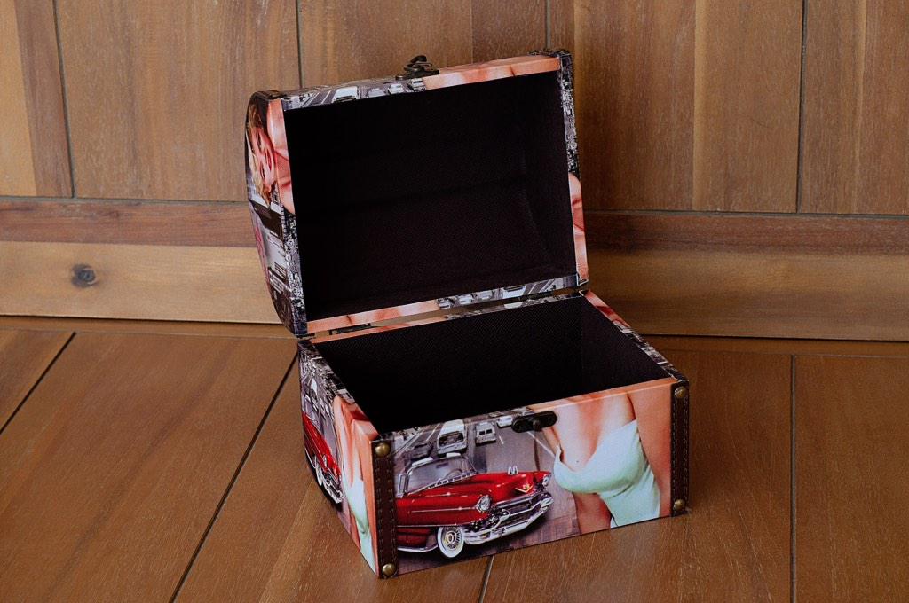 storevintageinc's tweet photo. Retro Style Marilyn Monroe Vintage Storage Box. Only comes in one size.

R300

http://t.co/lMb3aUds3T http://t.co/gLpj5zAZID