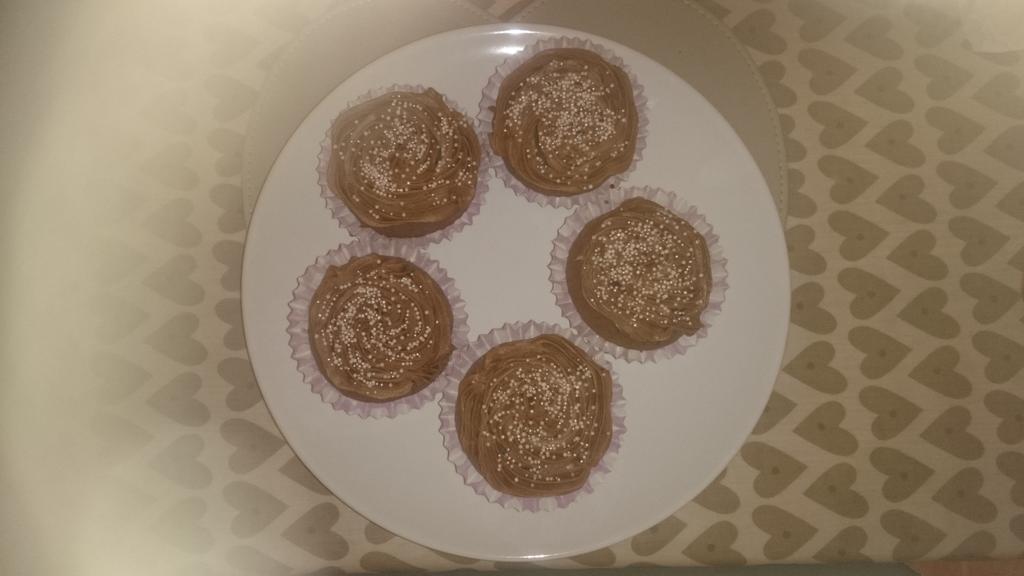 mitchrees17's tweet photo. And homemade cupcakes by @bobbie2210  for dessert #lush http://t.co/45fpdumxhN