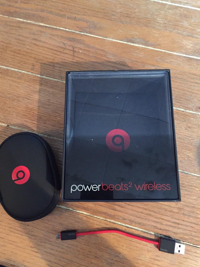 RFerro86's tweet photo. @beatsbydre is this a joke? Usb cable this short with the the powerbeats2 wireless. #soft #waytoshort http://t.co/ERtB3xlJUC
