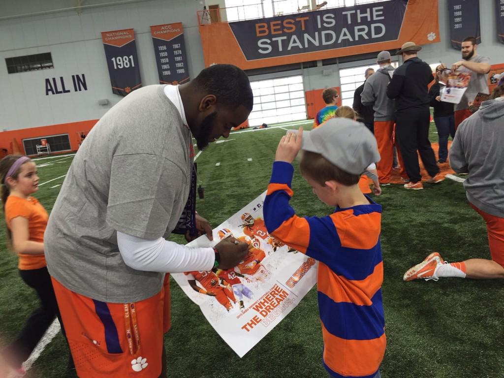 BarnesRon's tweet photo. Met former Richmond Raider, @Incredible_55 yesterday at Clemson. Class act with the kids. Rockingham s/b proud! http://t.co/10qltI0A5L