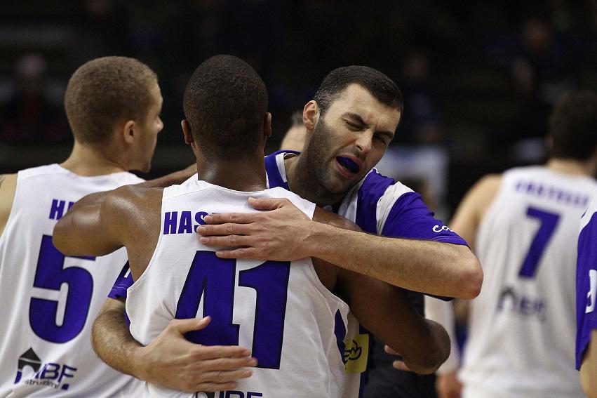 nuovaferrara's tweet photo. La #Mobyt batte Ravenna e fa festa con il pubblico http://t.co/joRxlZi1JK #basket #A2_Silver http://t.co/aPv7fmTPZD