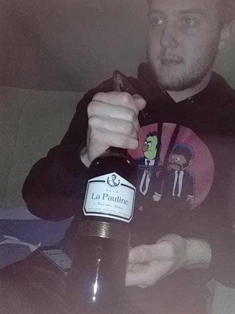 rumajo's tweet photo. Eindelijk een vriend van Ruben die drank brengt ipv hier alles opzuipt #klasse #topgozert http://t.co/IPqDJH76Vm