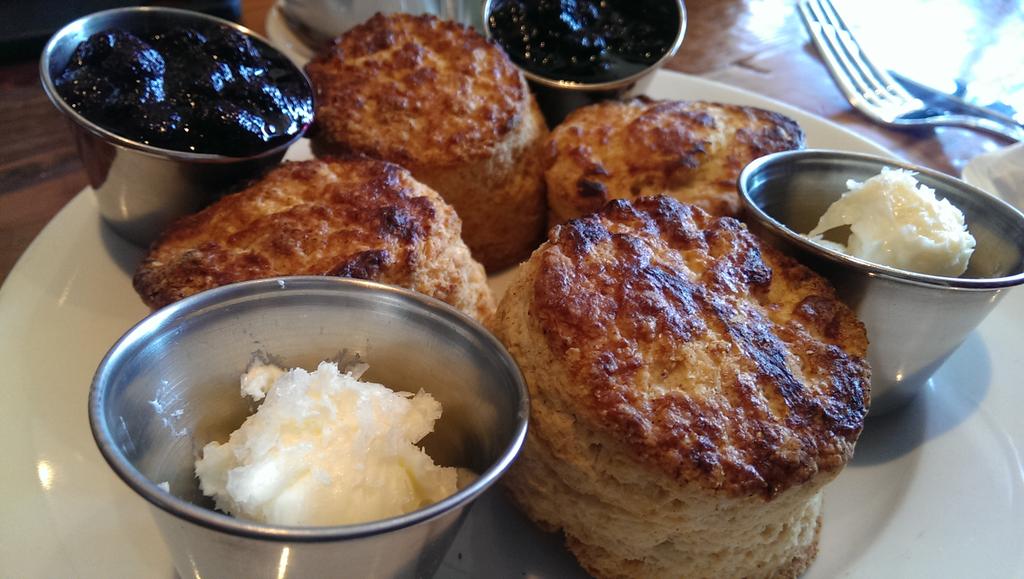 AnnInTheCloud's tweet photo. All of the food @RestaurantRoux. Brunching like a champ! #nomnom #fattylike http://t.co/JDGcb6vGwj