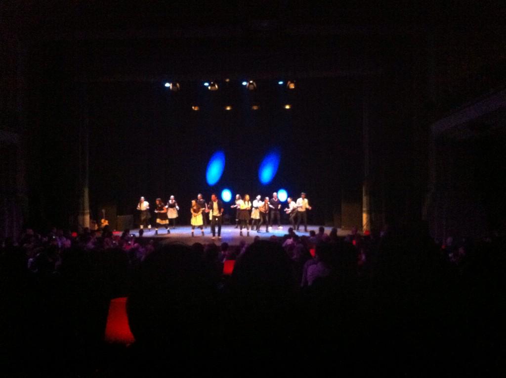 CorLutiana's tweet photo. Brutal #amarcording al Teatre Coliseum! El públic d'empeus! Pura energia, teatre, dansa i bon humor! @cor_amarcord http://t.co/BebHyDXVzB