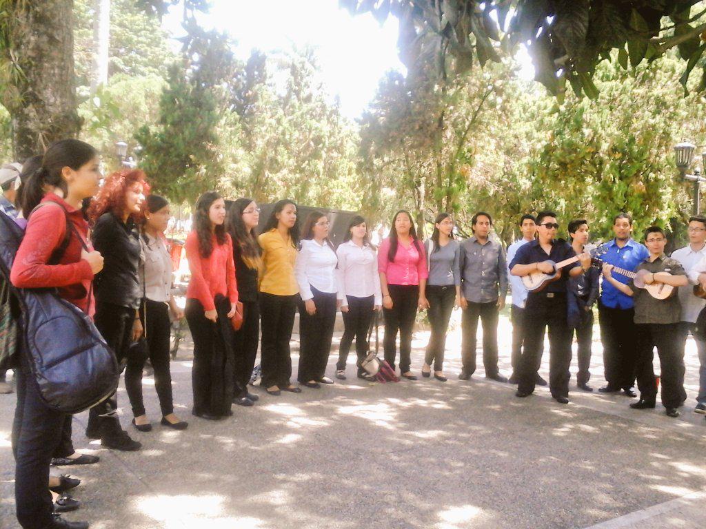 El <a href="/CoroSinfonicoJM/">CoroSinfonicoJM</a> cantando en la Plaza Bolivar de #Mérida #Elsistemacumple40 <a href="/elsistema/">El Sistema</a> <a href="/fosjiem/">ORQ. JUVENIL MÉRIDA</a>