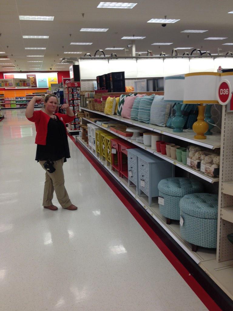 JoeWhiteEffect's tweet photo. @sgrashoff @Katemard1 @smhowa Sarah Howard is right at home at #881!! #shelfie #FlexStrong http://t.co/rQ1l2qyHeT