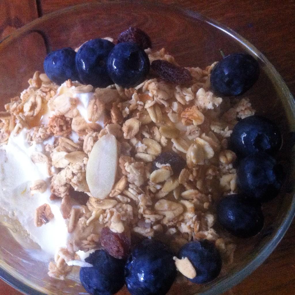 icandothisright's tweet photo. My new addiction #Greek #yogurt #honey #oats #nuts and #berries. #healthybreakfast http://t.co/FqFVFXVGfC