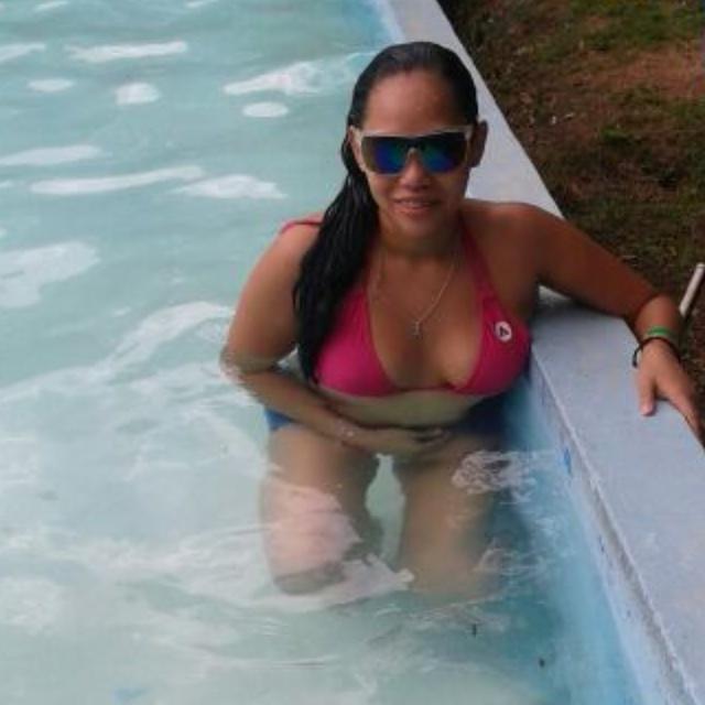 AlyzHerrera's tweet photo. Día de piscina y sol 👓👙🌌💛
Instsgram: @alyz_hg http://t.co/JChzZ9uQg3