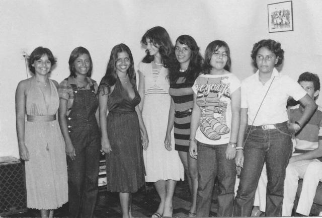 ElyAlmeida's tweet photo. "@alcileneblog: Turma de amigas, nos anos 80..Fátima Diniz é a mais alta.http://t.co/PbyKpni5V3" Na festa da Betina Cruz, lembramos dela!