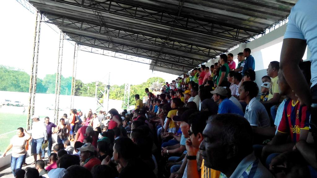 CesarNoticias1's tweet photo. Los Vallenatos se volcaron al Erasmo Camacho apoyar al @Valledupar_FC http://t.co/7C2oqIk8tM