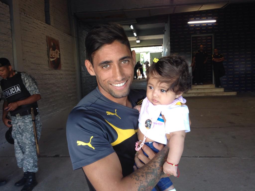 sperezprensa's tweet photo. Jonathan Urretaviscaya entrara por primera vez a la cancha con su hija Renata. http://t.co/o7fASD07AZ