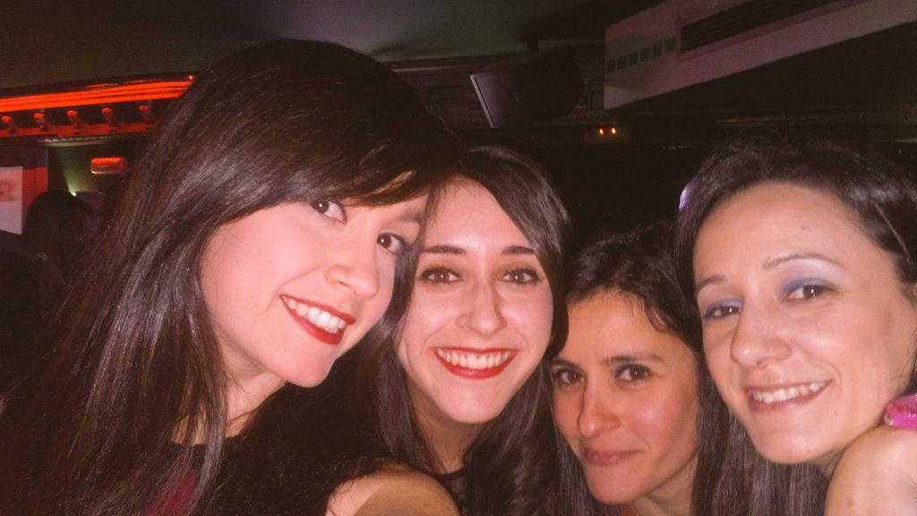 Sarammarina's tweet photo. Noche de sabado de copitas, mañanas de domingo de ibupofenos @moniarribas @88MiniCris88 #noe #jefazas #copaaqui http://t.co/9ZU01C3JSd