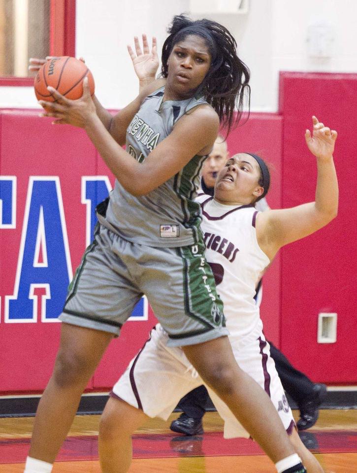 BethAshley00's tweet photo. when you're barely 5'8 and you're trying to guard someone who is 6'7 http://t.co/0Q4ygNxoVf