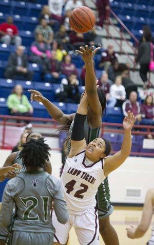 BethAshley00's tweet photo. when you're barely 5'8 and you're trying to guard someone who is 6'7 http://t.co/0Q4ygNxoVf
