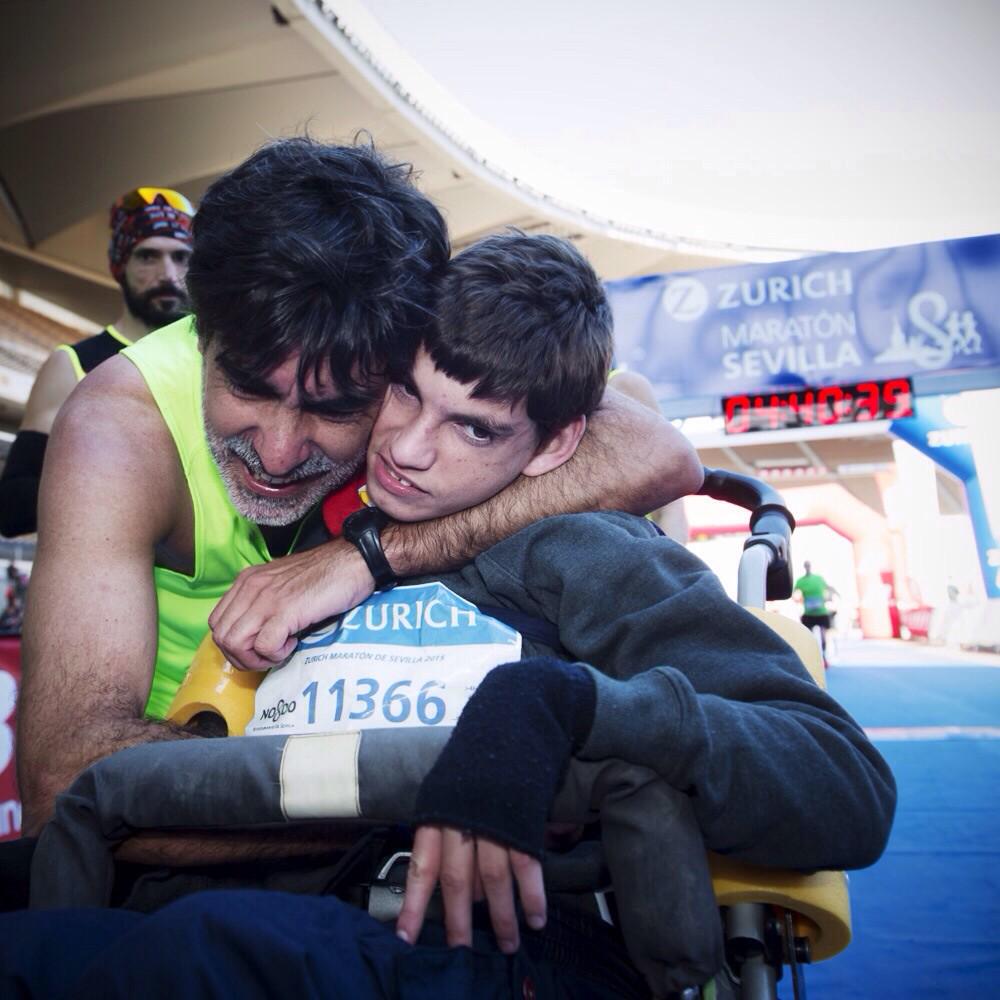 Ayto_Sevilla's tweet photo. Grandes Jose M.Roas y su hijo Pablo, con parálisis cerebral, completaron con éxito el @MaratonSevilla http://t.co/zW7DvPCdRl @cachofotografo