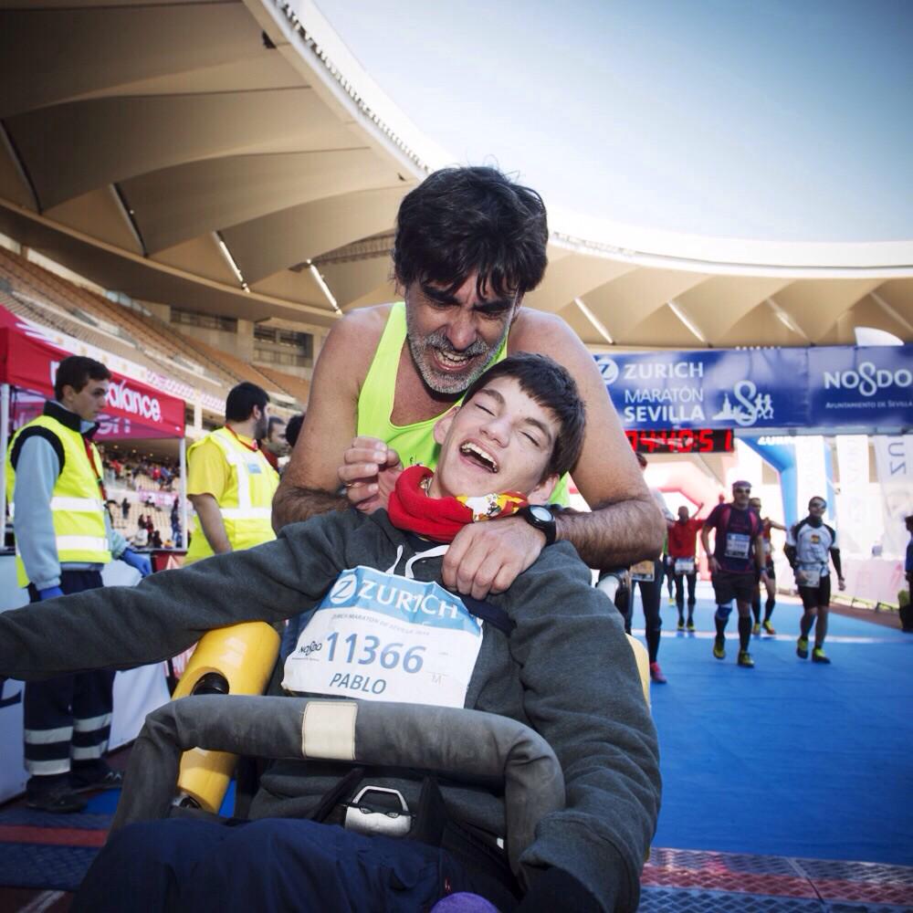 Ayto_Sevilla's tweet photo. Grandes Jose M.Roas y su hijo Pablo, con parálisis cerebral, completaron con éxito el @MaratonSevilla http://t.co/zW7DvPCdRl @cachofotografo