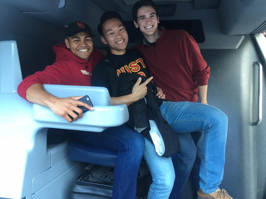 StearnsBetty's tweet photo. @PaulLedesmaUSC @igm331 @PatrickBUSC @skip2marliu #TeamBetty #VSARetreat Front seat of the monorail! http://t.co/JdfBNkffqs
