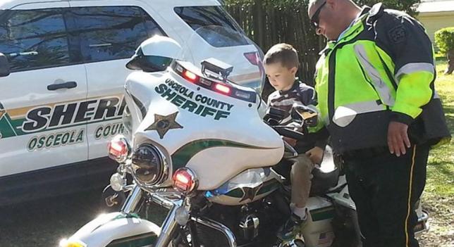A3Noticias's tweet photo. La Policía de Florida hace sonreír a un niño autista que iba a pasar solo su sexto cumpleaños http://t.co/AVj6DbORsn http://t.co/0HdhJrF4XB