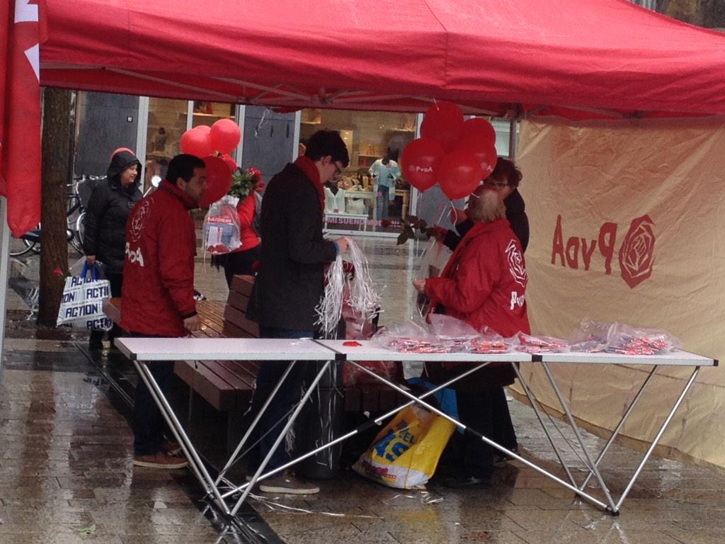 TonAlmere's tweet photo. Campagne voeren in de regen http://t.co/C69w4ylP9x