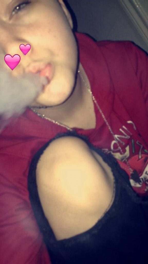 fayelynn__'s tweet photo. Smoking the pain away bitches 💕💞✌️ http://t.co/JMLHZjrxe2
