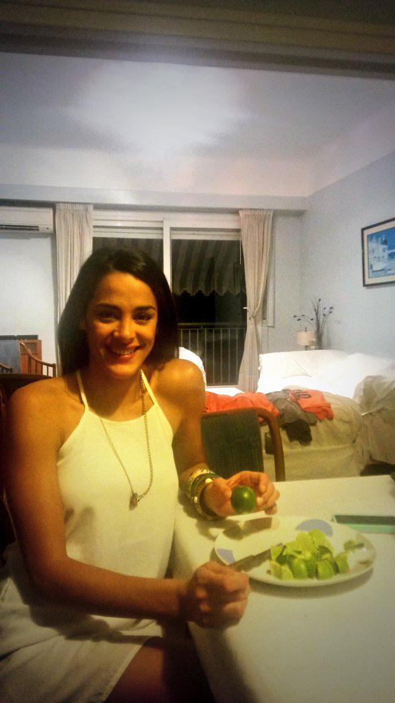 Candesoloa_Fans's tweet photo. Extrañas a @Candesoloa #Candelaria 
RT : #SI
Fv : #NO
😂😂😂 http://t.co/sIZzXYG82P