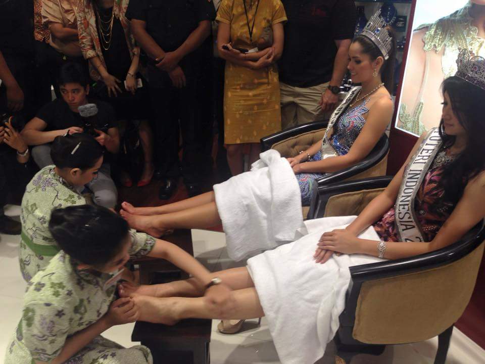 DPIdaMU's tweet photo. #anindonesian #divanindya 
Relaxation with @MissUniverse &amp; @puterindonesia_ at Graha Mustika Ratu.
@MissUniversNEWS http://t.co/SXmZx3lFt0