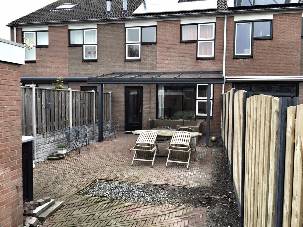 Na 2 dagen regen, weer een lekker zonnetje. Heerlijk weer voor onder de overkapping. Deze is geplaatst in Zoetermeer.