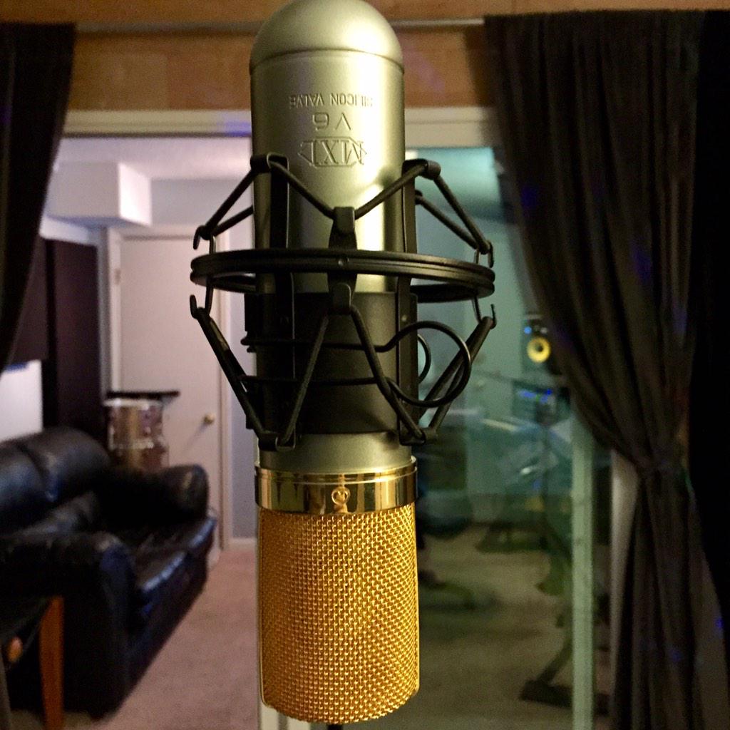 HalfStackStudio's tweet image. Setting up for a vocal sesh today. Here at @HalfStackStudio we love using the @MXLmics V6. #MakingMusic #Nashville