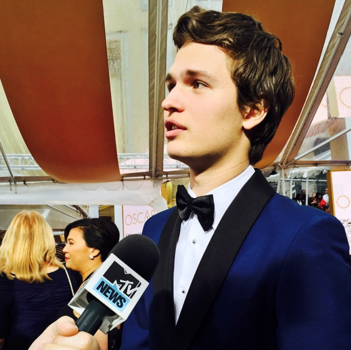 MTV's tweet photo. I see you, @AnselElgort. I see you: https://t.co/W25Ai4IrMY 😍 #Oscars http://t.co/Avy6f8G1X5
