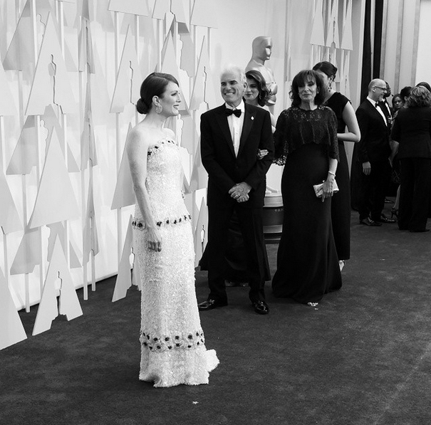 TheAcademy's tweet photo. We found @_juliannemoore striking a pose on the #Oscars red carpet http://t.co/a4nmgHiBSs