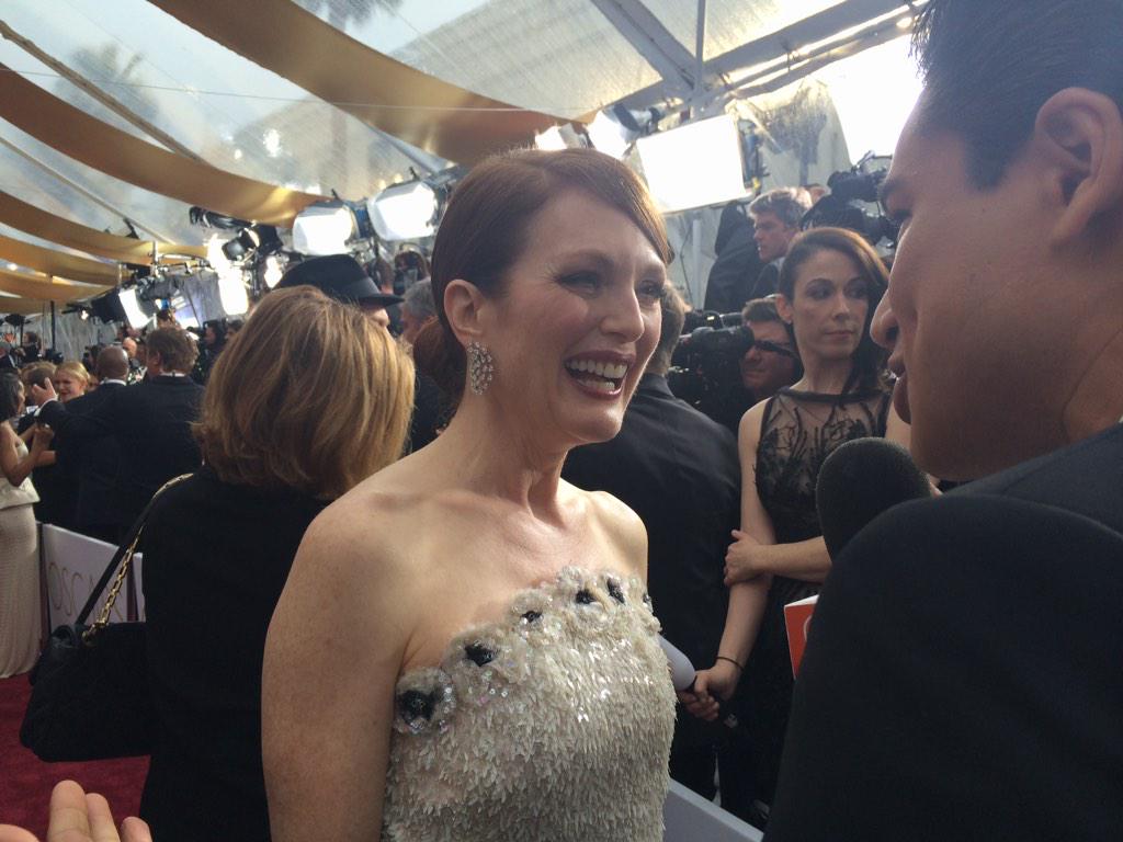 Stunning! @_juliannemoore brought important light to Alzheimer's & will be a winner tonight! #SpeakBeautiful