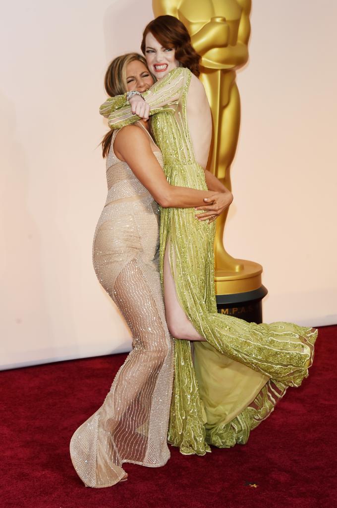 FashionweekNYC's tweet image. Emma Stone &amp;amp; Jennifer Aniston = FRIENDSHIP GOALS at the #Oscars