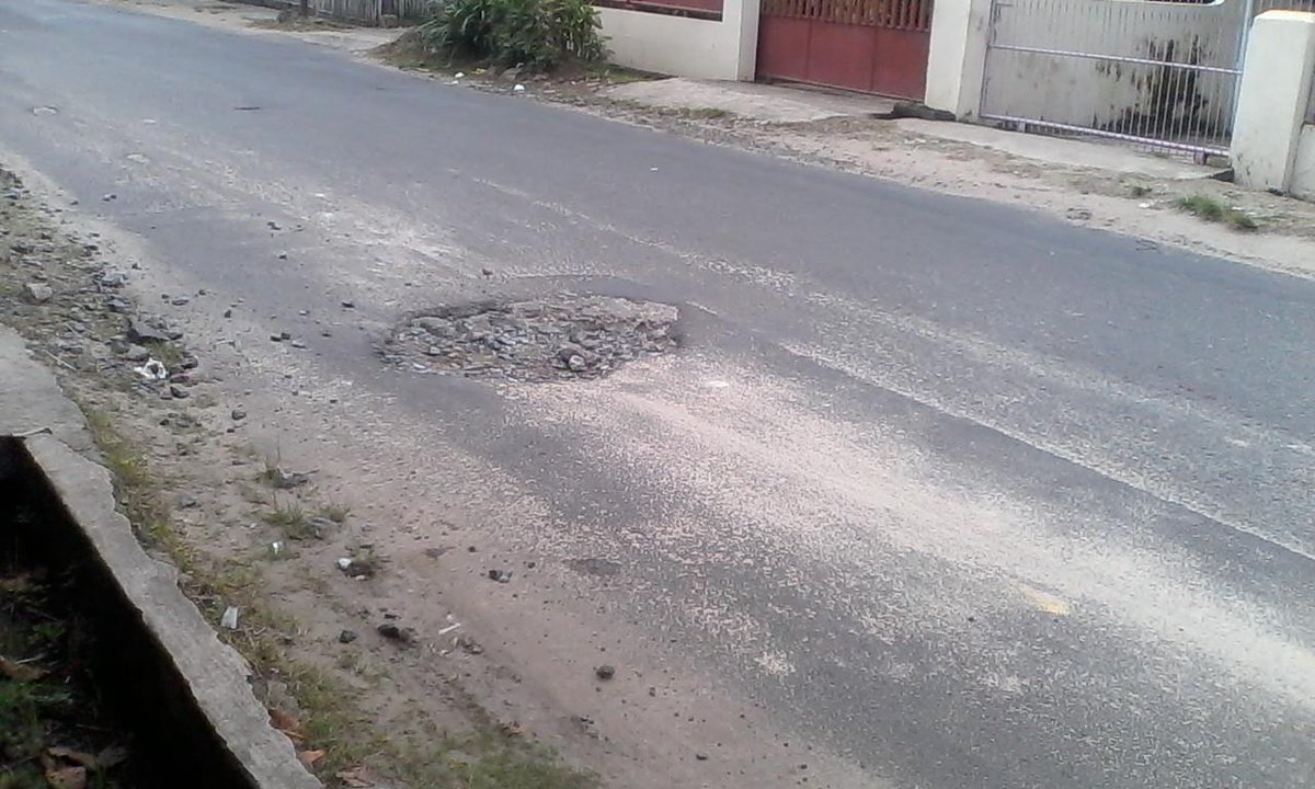 enda_csnm's tweet photo. @InfoBDL  buat dinas terkait mohon perhatiannya di gang pu tdak ada perbaikan..sudah bnyak korban jatuh krna lubang http://t.co/58PZRApDIV