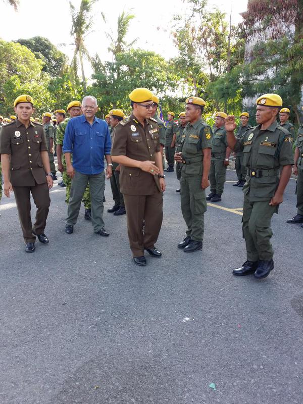 RELASriAman_'s tweet photo. RT@relasemporna:PRN @samasuddin_sab diiringi pegawai daerah semporna membuat pemeriksaan pakaian anggota @rela_sabah" http://t.co/97JCTTMCFv