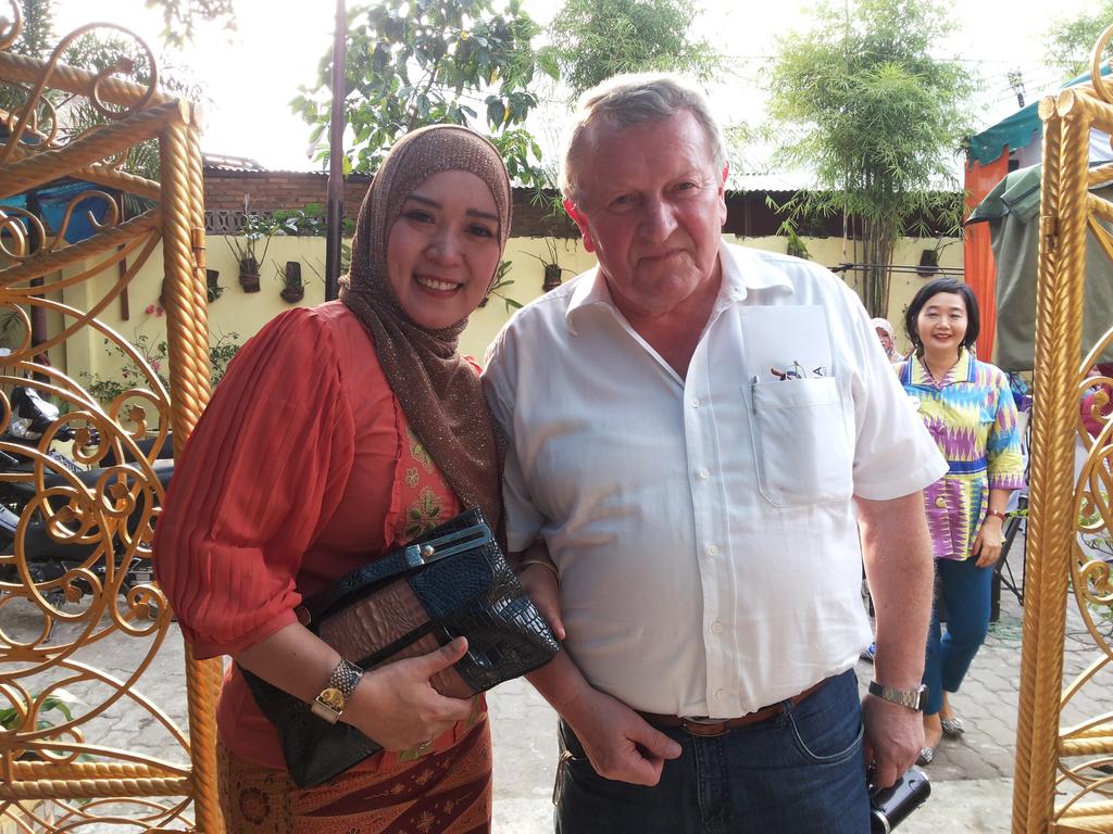 Opa(pembina pantiasuhan sebelah SKF)  dan bunda anggi in action