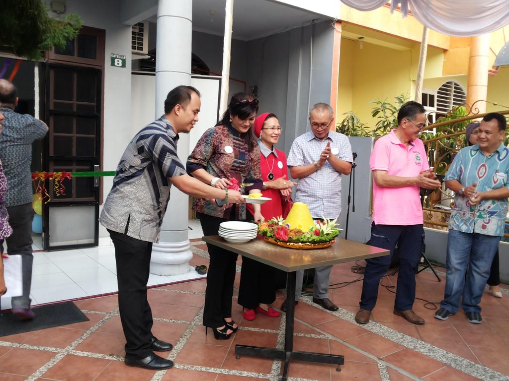 Prosesi potong tumpeng merupakan tradisi Indonesia...