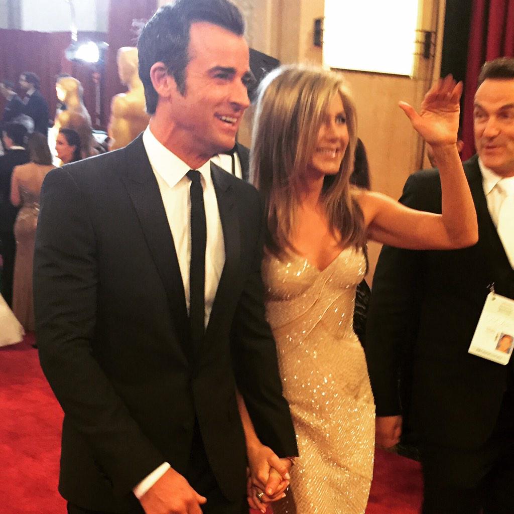 ailinahas's tweet photo. Ooo so glam! Jen and Justin make their entrance. #peopleoscars #oscars #jenniferaniston http://t.co/bwrFcFyuiv