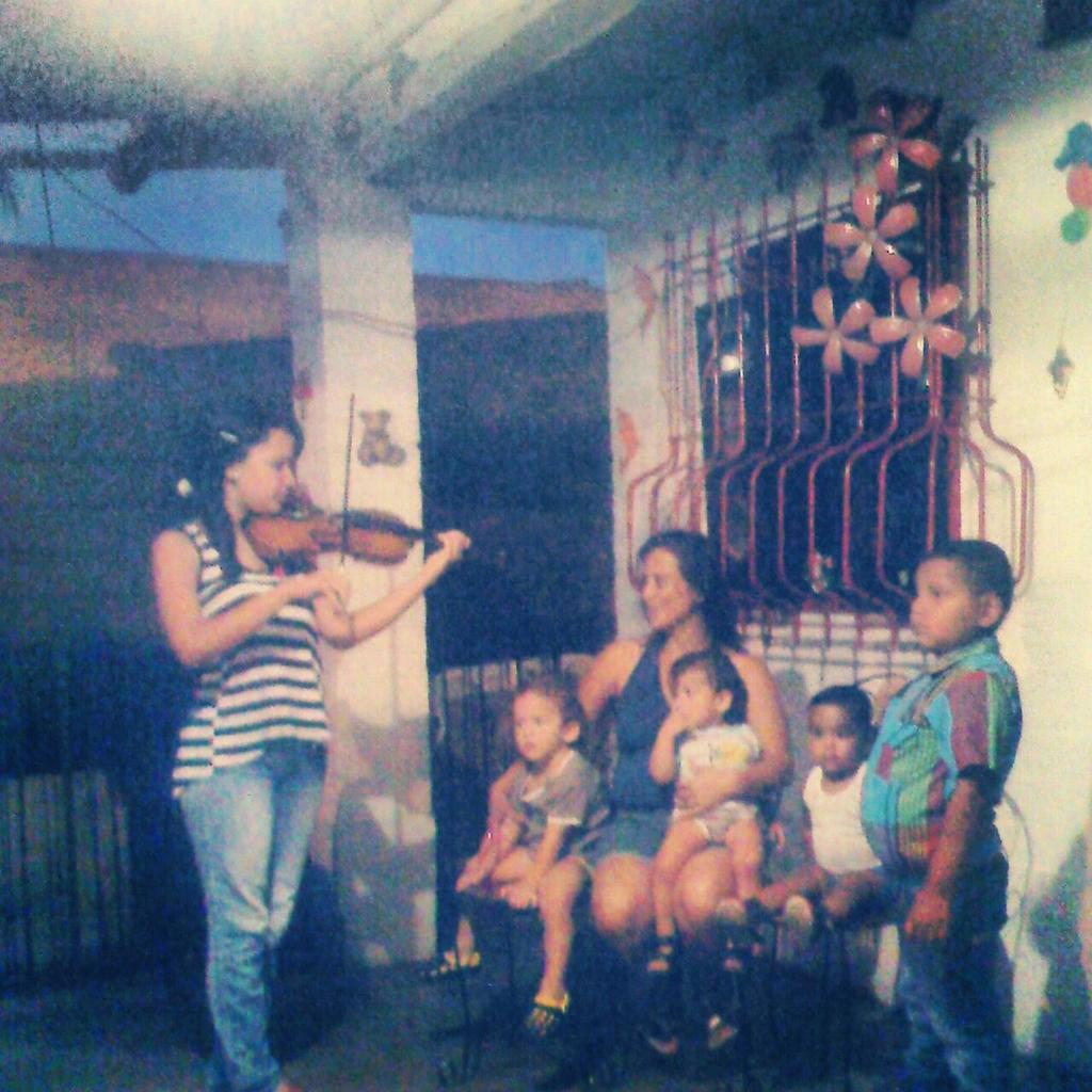 Ruth Azuaje de <a href="/SistemaGuanare/">Sistema Orq.Guanare</a> realiza serenata en su comunidad.  #ElSistemaCumple40