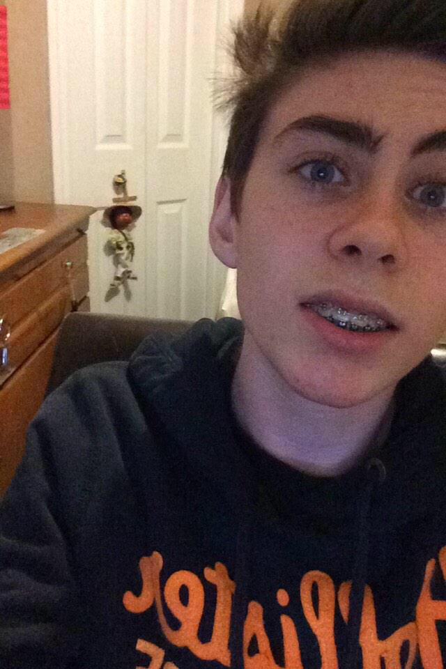 YounowerBabes's tweet photo. Younower: @ItsKyleStewart 
He kinda looks like @Nashgrier . He is really hilarious and cute.
Emoji Rate: 😌 http://t.co/f4jBeA2dtt