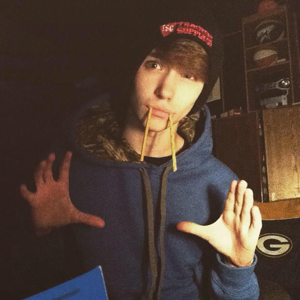 YounowerBabes's tweet photo. Younower: @igabrielmathis 
He thinks he's a walrus. He is really funny and sweet. Follow him.
Emoji Rate:😜 http://t.co/CHOFiNNOOY