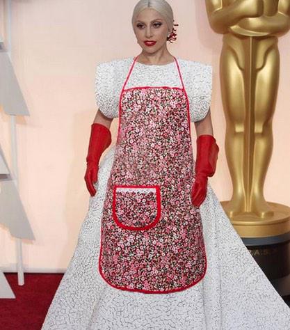 Oye @LadyGaga, olvidaste tu bolso en los #Oscars2015, sígueme para regresártelo