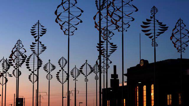 The background at #Oscars2015 right now reminds me strongly of the art installation at the Lancaster Amtrak.