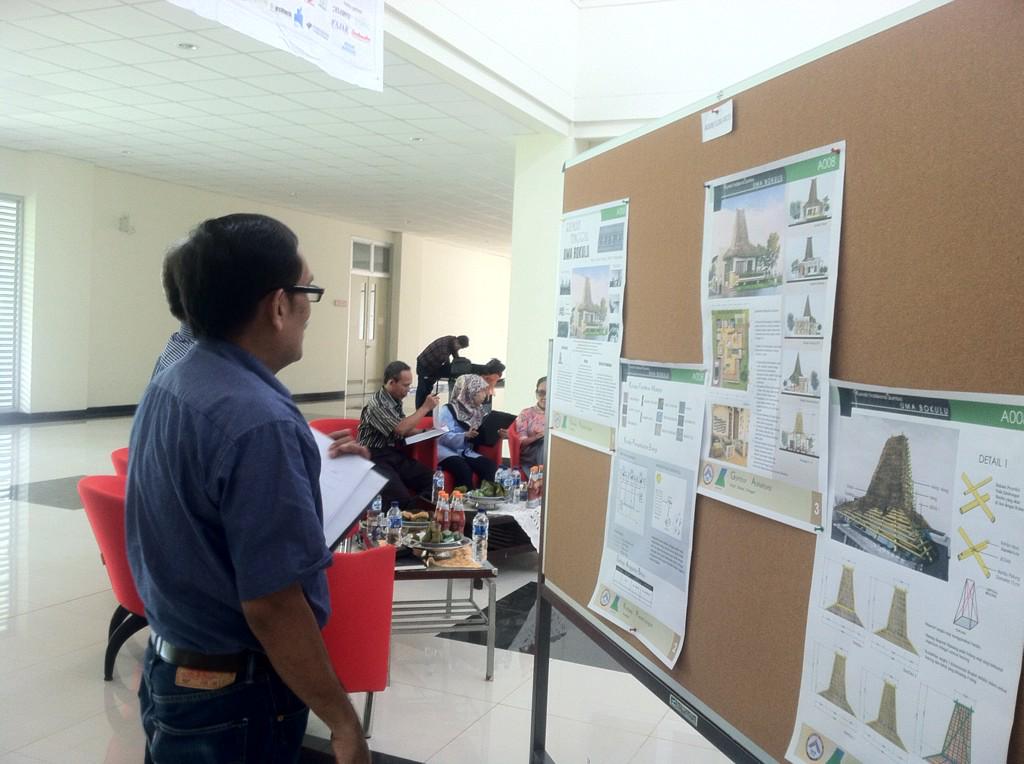 Proses penilaian karya lomba desain rumah oleh tim penila