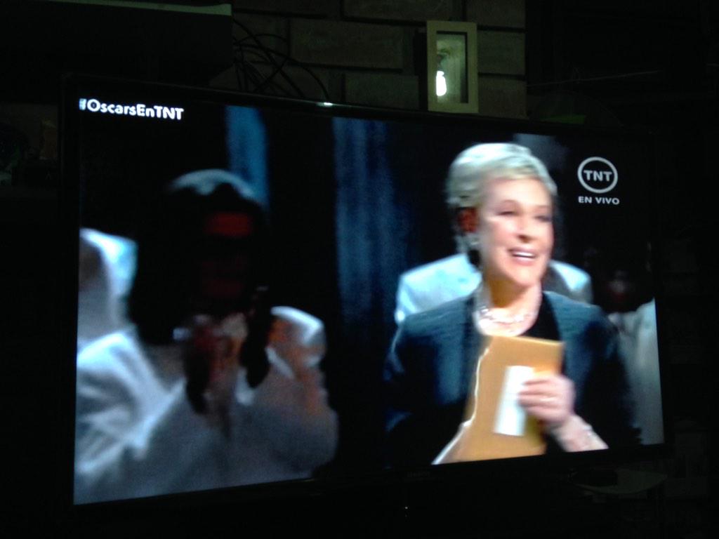 HippieReciclada's tweet photo. Ahora si lloro #julieandrews en los #OscarsEnTNT #oscarconstudio @ChinoyAdolfo @adolfobolivar4 #Hadafugitiva http://t.co/njJkHgavd6