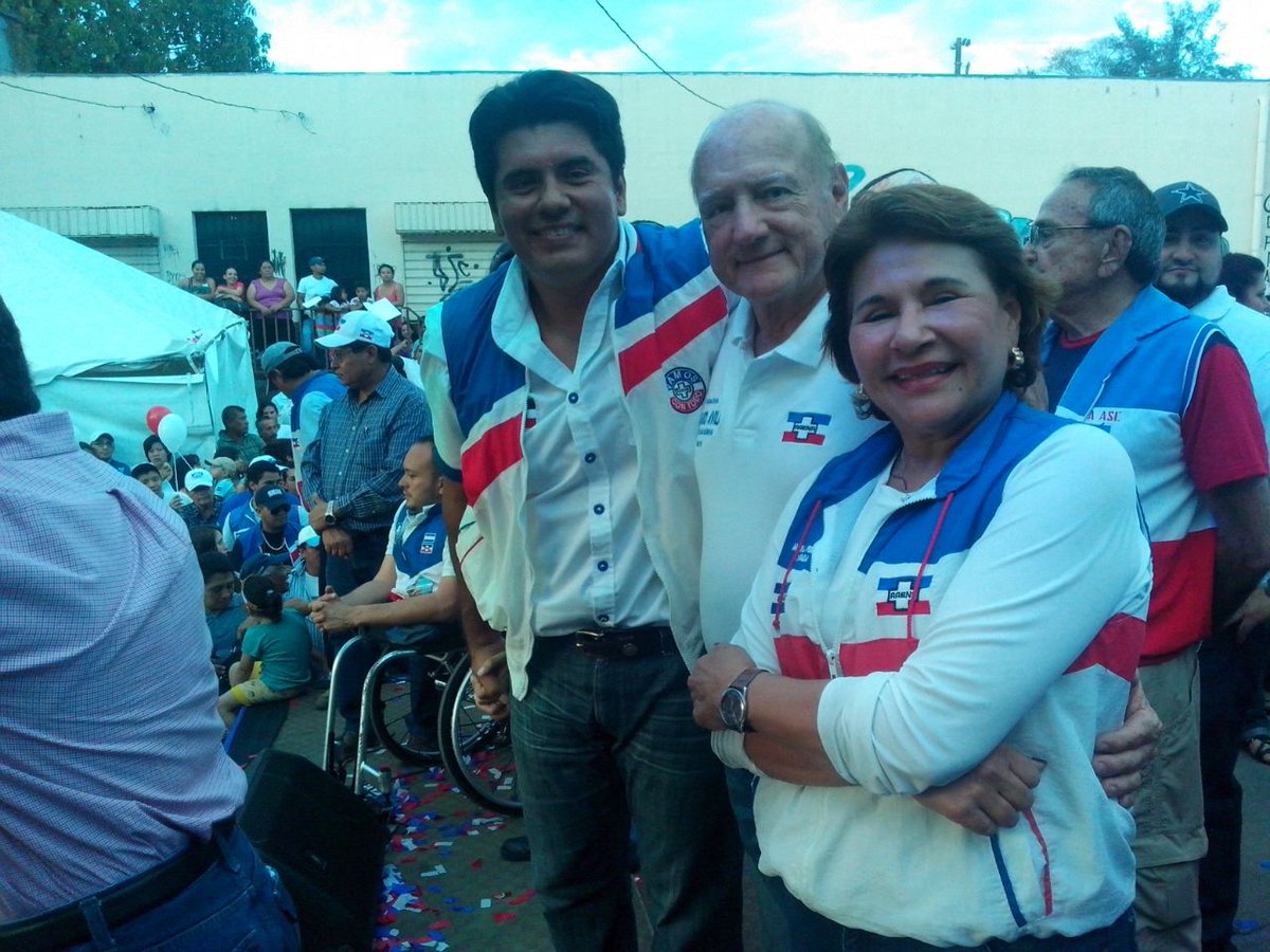 RobertoAvilaSS's tweet photo. Cierre de campaña en Mejicanos junto a su futuro alcalde Jose Andrés Hernandez #Pxlp #RobertoAvilaDiputado #Casilla20 http://t.co/rRr2hf7pGo